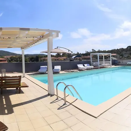Apartmán Attico Con Sauna E Piscina A *