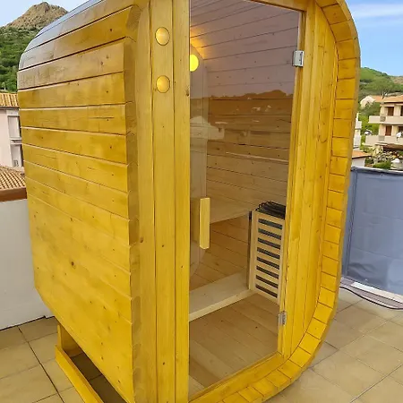 Attico Con Sauna E Piscina A Apartment *