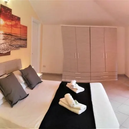 Apartmán Attico Con Sauna E Piscina A *